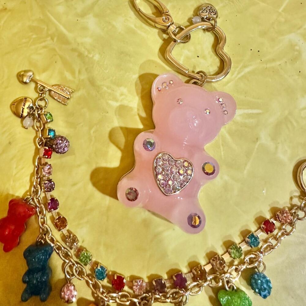 Brandnew Betsey Johnson gummy bear set Gummy Bear Bracelet & Gummy Bear Keychain - Picture 2 of 6